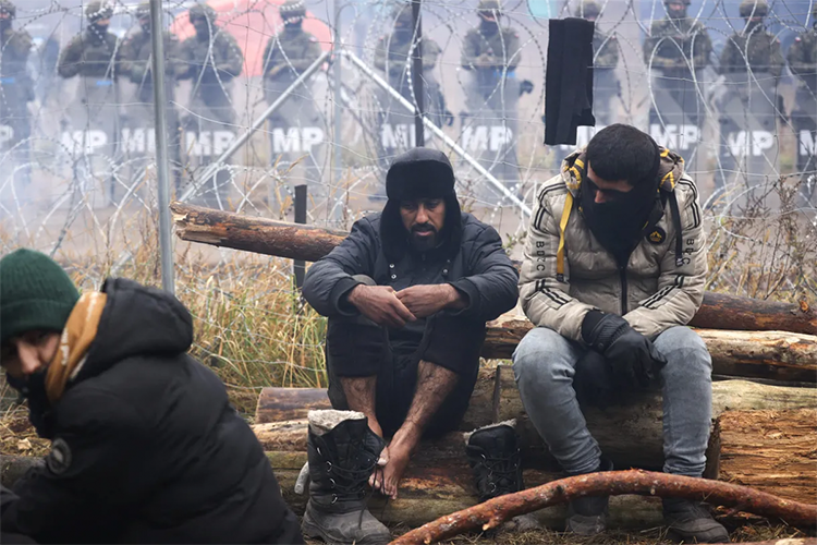 Những người di cư ngồi ở biên giới Belarus - Ban Lan ngày 14/11 năm 2021. Ảnh: Getty Images