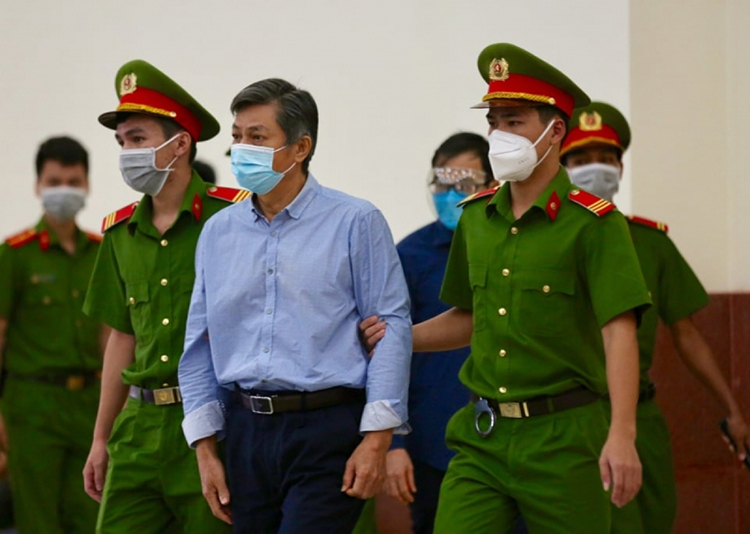Cùng tội danh trên, các bị cáo Đào Anh Kiệt, Trương Văn Út bị tuyên y án sơ thẩm. Riêng bị cáo Nguyễn Hoài Nam (nguyên Bí thư Quận ủy Quận 2) được giảm từ 4 năm tù xuống còn 3 năm. (Ảnh: B.H)