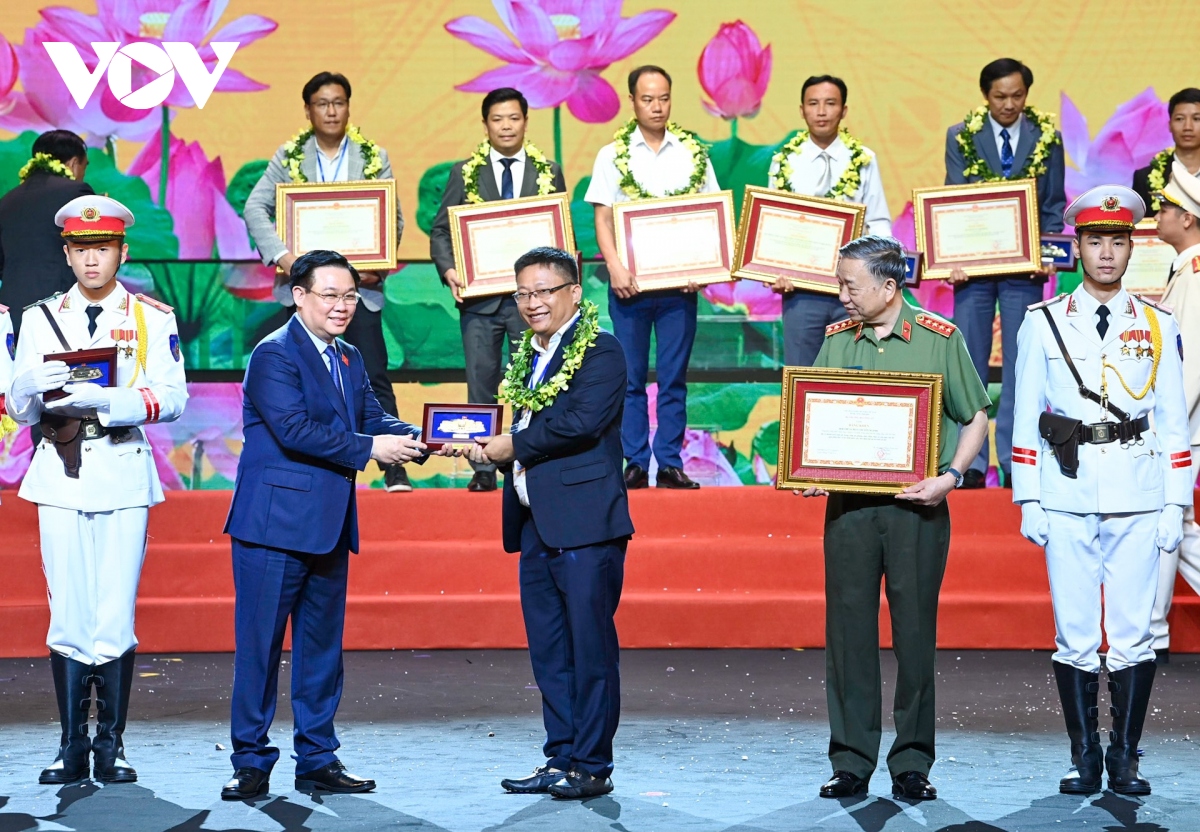Chủ tịch Quốc hội Vương Đình Huệ tặng kỷ niệm chương cho những điển hình tiên tiến.