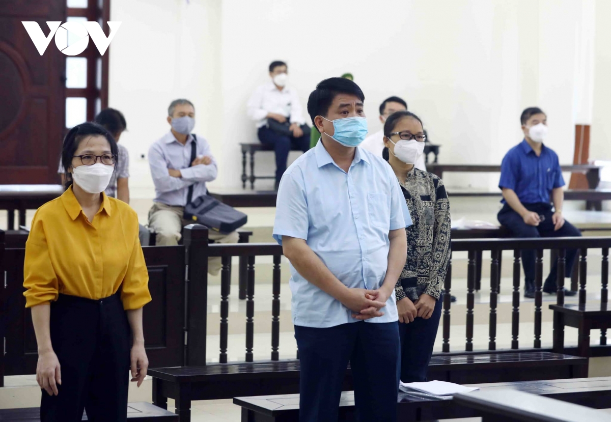 Bị cáo Nguyễn Đức Chung và hai đồng phạm có mặt tại phiên phúc thẩm. (Ảnh: Trọng Phú)