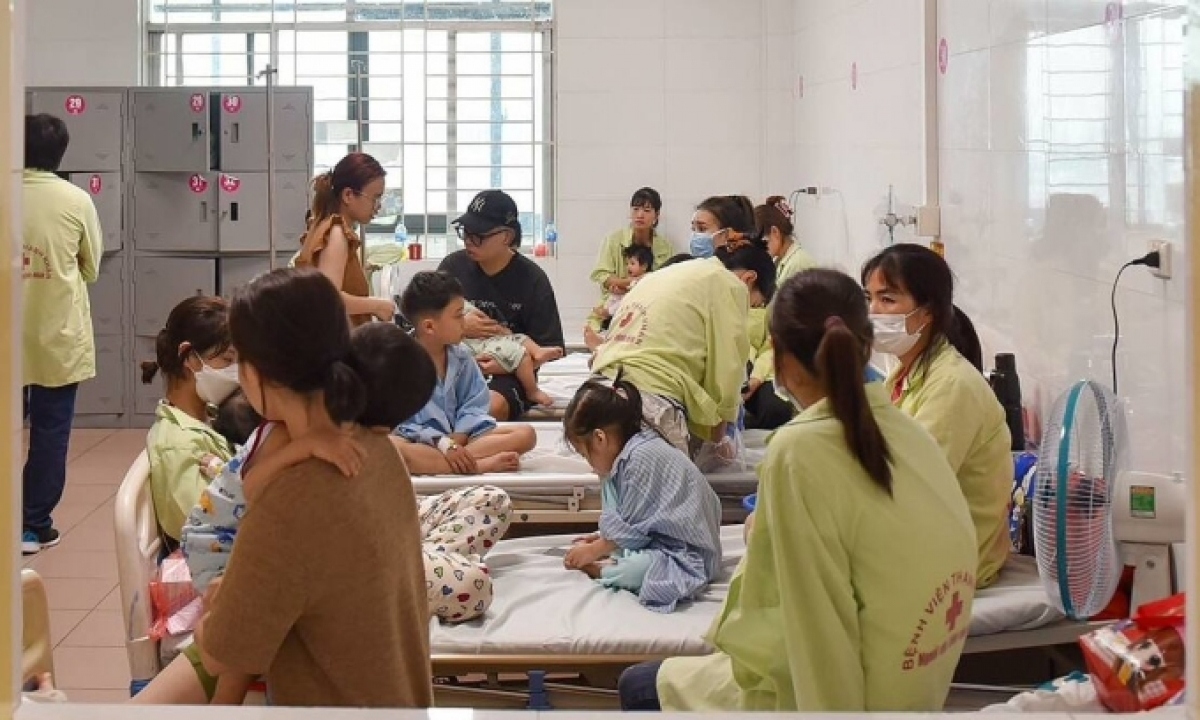 Hà Nội đang biến động về thời tiết, gây bệnh các bệnh hô hấp, nhiều trẻ mắc bệnh truyền nhiễm điều trị tại Bệnh viện Thanh Nhàn.
