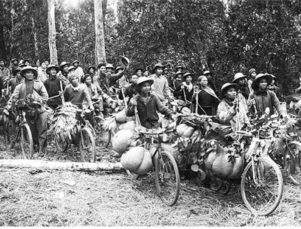 Những chiếc xe đạp thồ chở lương thực, thực phẩm phục vụ chiến dịch Điện Biên Phủ.