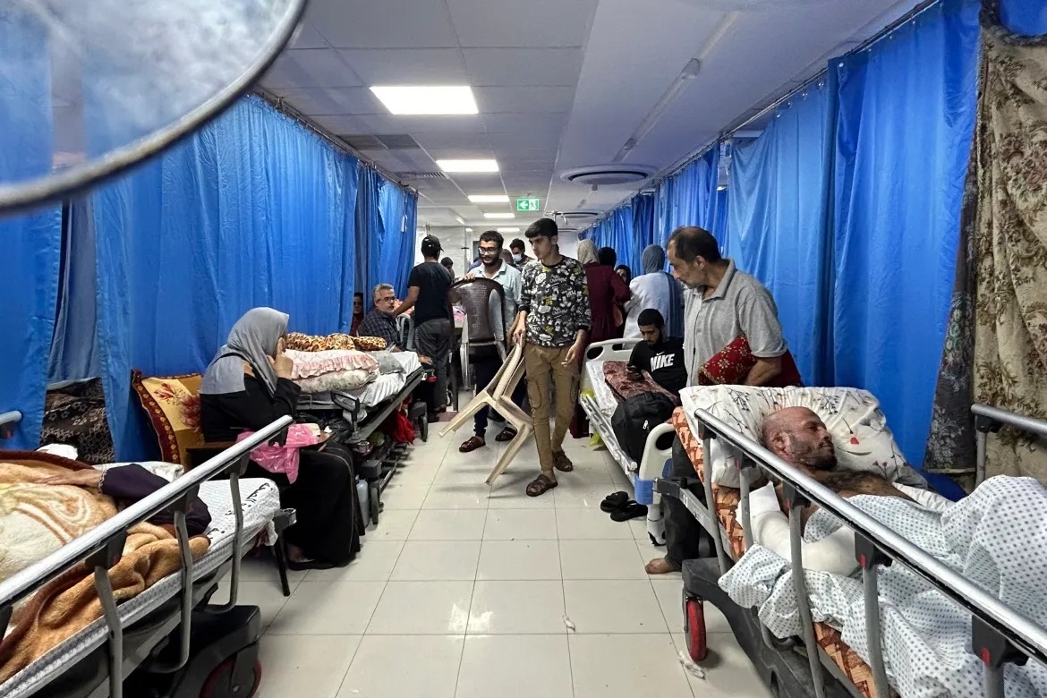 Bệnh nhân và người dân sơ tán tại bệnh viện Al-Shifa ở thành phố Gaza. Ảnh: AFP