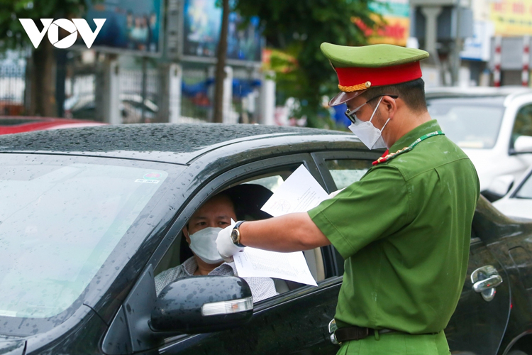 Lực lượng chức năng kiểm tra giấy tờ của người đi đường.