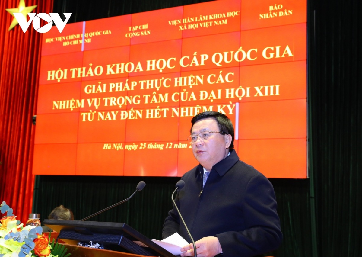 Giáo sư, Tiến sỹ Nguyễn Xuân Thắng phát biểu khai mạc và đề dẫn hội thảo.
