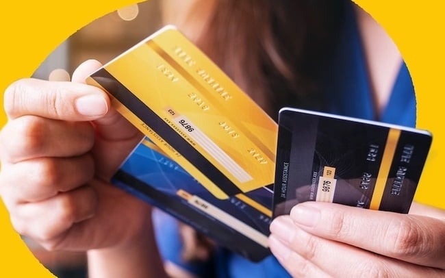 Khách hàng đang sử dụng thẻ tín dụng quan tâm đến tính rủi ro của sử dụng loại thẻ này - Ảnh minh họa.