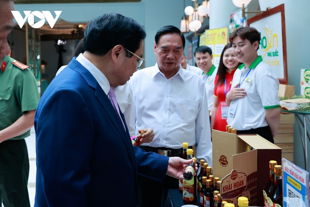 Thủ tướng Phạm Minh Chính và các đại biểu tham quan khu trưng bày sản phẩm nghề truyền thống của Phú Quốc.