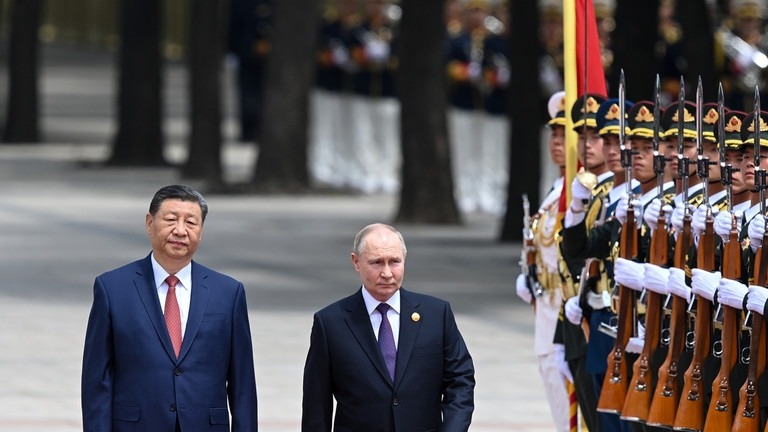 Tổng thống Nga Vladimir Putin (phải) và Chủ tịch Trung Quốc Tập Cận Bình tại Bắc Kinh ngày 16/5. Ảnh: Sputnik