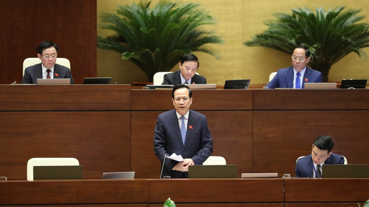 Bộ trưởng Đào Ngọc Dung trả lời chất vấn tại Kỳ họp thứ 5.
