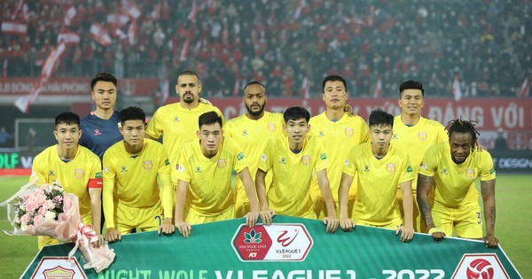 CLB Bóng đá Nam Định từ chỗ phải “ăn đong” trong nhiều mùa giải bất ngờ trỗi dậy mạnh mẽ.