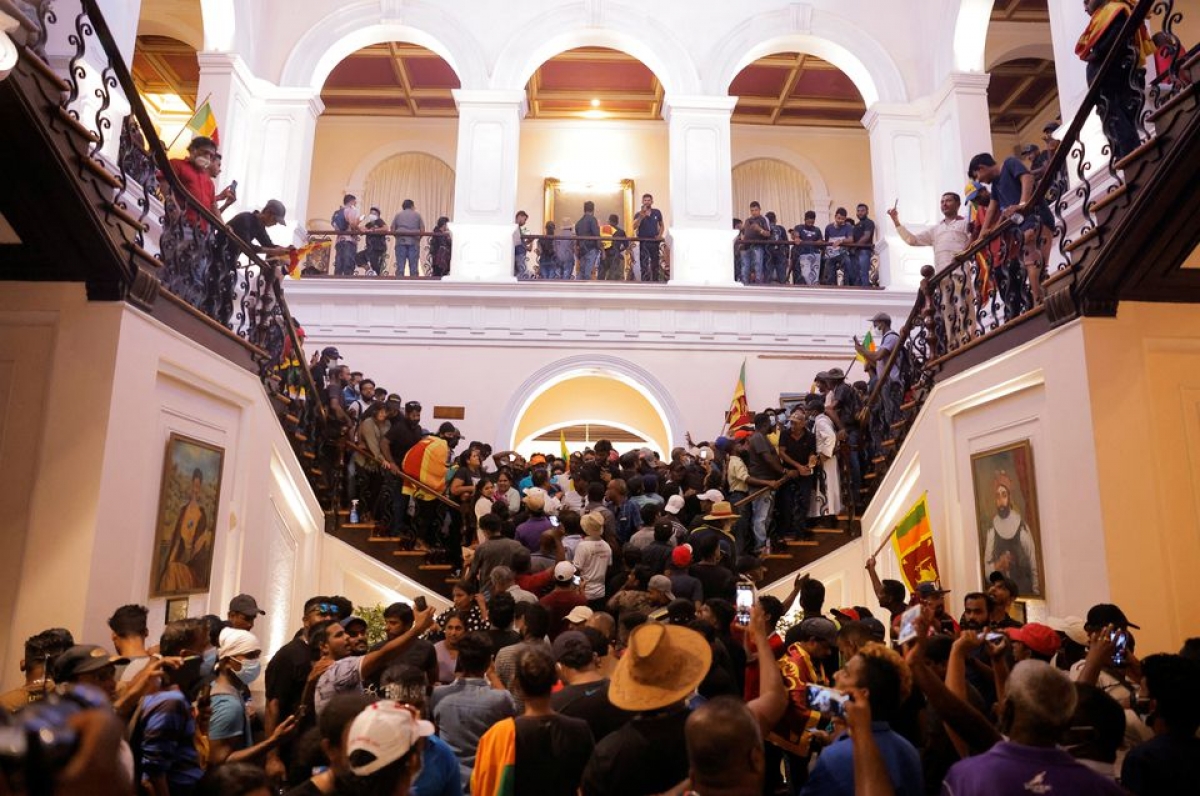 Người biểu tình tràn vào nhà của Tổng thống Sri Lanka sau khi Tổng thống Gotabaya Rajapaksa chạy trốn giữa bối cảnh nước này đang đối mặt với khủng hoảng kinh tế. Ảnh: Reuters