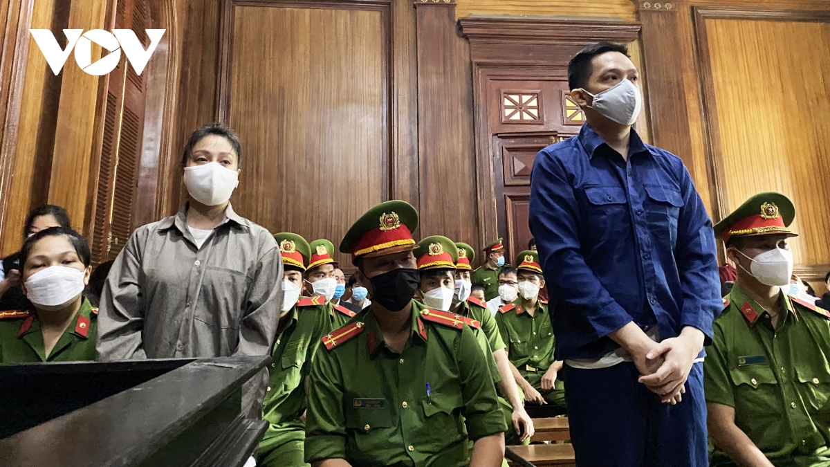 Hai bị cáo Nguyễn Võ Quỳnh Trang và Nguyễn Kim Trung Thái hầu tòa về tội bạo hành bé gái 8 tuổi đến tử vong.