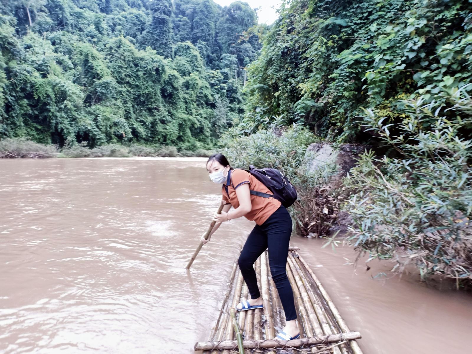 Cô Ly Thị Cộng phải tự chèo bè đến điểm trường.