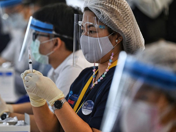 Nhân viên y tế chuẩn bị tiêm vaccine cho các nhân viên tại Sân bay Quốc tế Suvarnabhumi ở Bangkok, Thái Lan. Ảnh: AFP