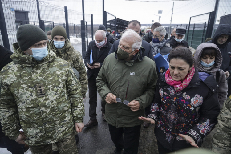 Cao ủy về đối ngoại và an ninh của EU Josep Borrell thăm biên giới Ukraine. Ảnh: EPA