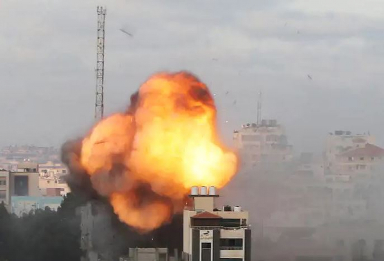 Cuộc không kích của Israel nhắm vào một tòa nhà ở thành phố Gaza ngày 18/5. Ảnh: Reuters