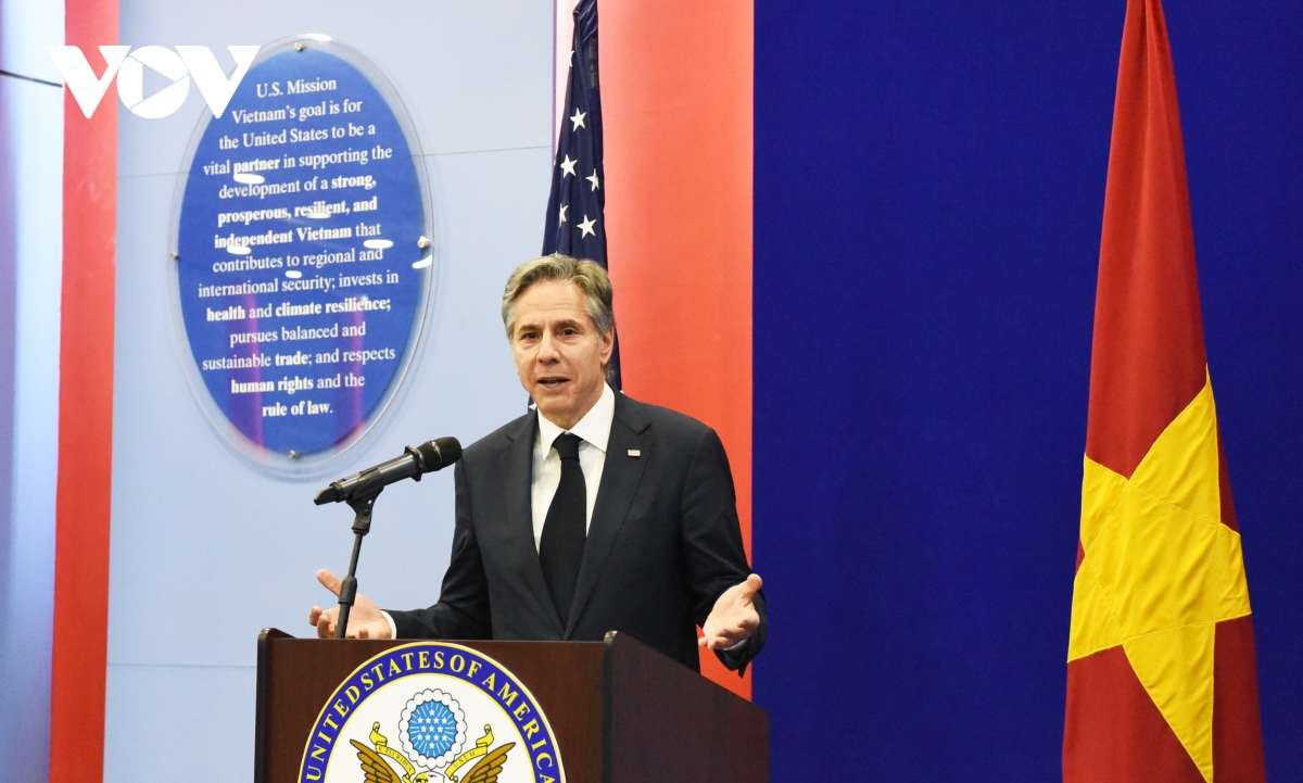 Ngoại trưởng Mỹ Antony Blinken phát biểu tại Đại sứ quán Mỹ ở Hà Nội ngày 15/4.