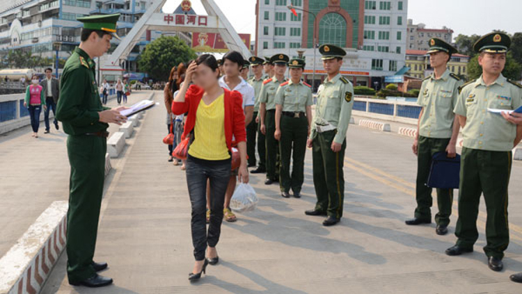 Lực lượng chức năng Việt Nam và Trung Quốc thực hiện bàn giao nạn nhân mua bán người qua biên giới (Ảnh: Tư liệu của BĐBP)