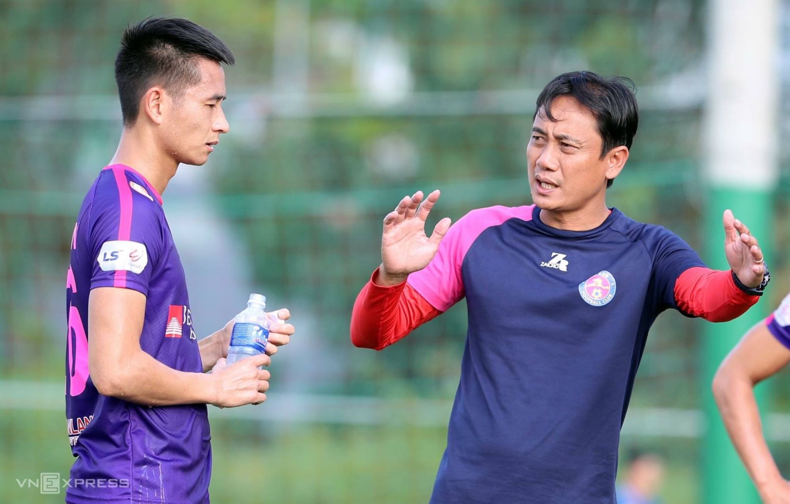 Ông phùng Thanh Phương (phải) chỉ đạo cầu thủ Sài Gòn FC trong một buổi tập gần đây. Ảnh: Đông Huyền