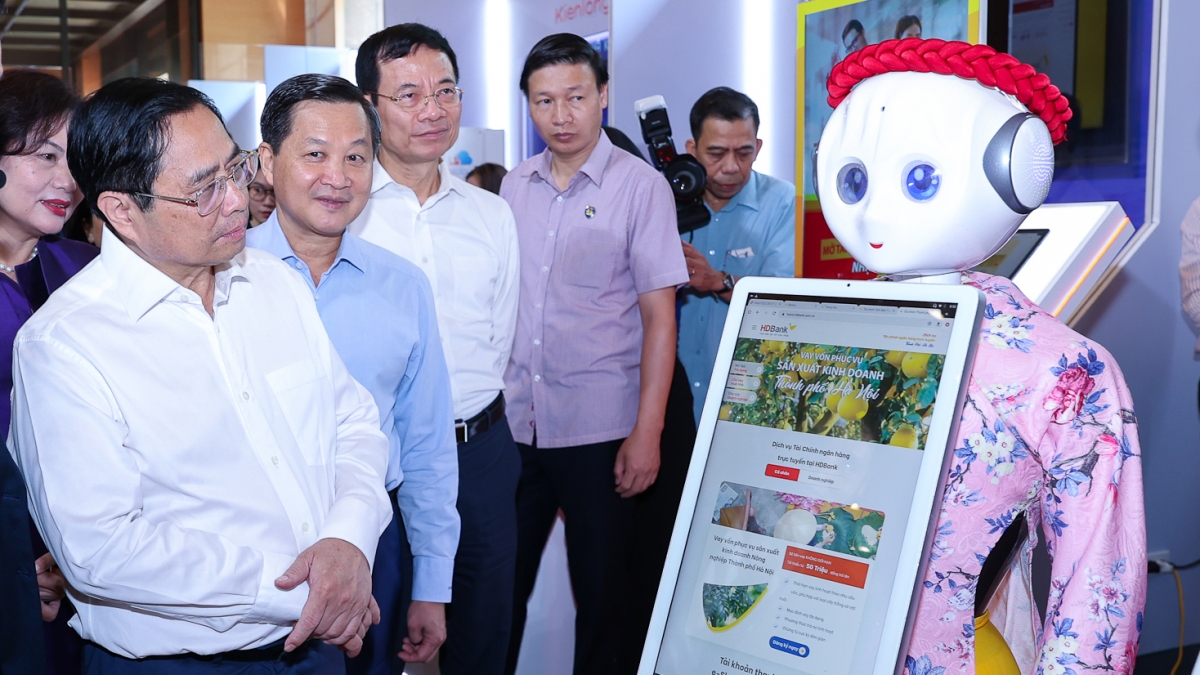 Thủ tướng Phạm Minh Chính và các đại biểu tham quan tại sự kiện Chuyển đổi số ngành Ngân hàng.