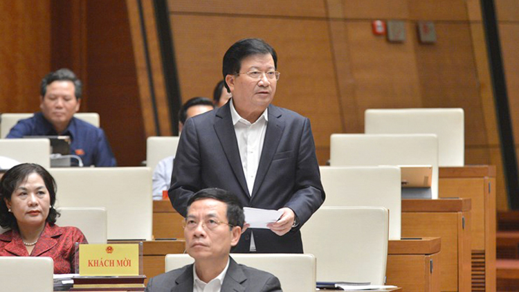 Phó Thủ tướng Trịnh Đình Dũng trả lời chất vấn của Đại biểu Quốc hội trên Hội trường, ngày 9/11. Ảnh: Quốc hội