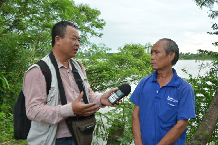 Nhà báo Phan Ánh trong một chuyến tác nghiệp.