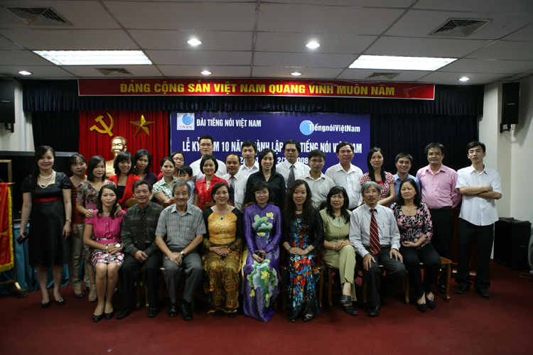Nhà báo Hoàng Minh Nguyệt (ngồi giữa, hàng đầu) với tập thể Báo TNVN dịp kỷ niệm 10 năm thành lập báo, năm 2008. Ảnh PV