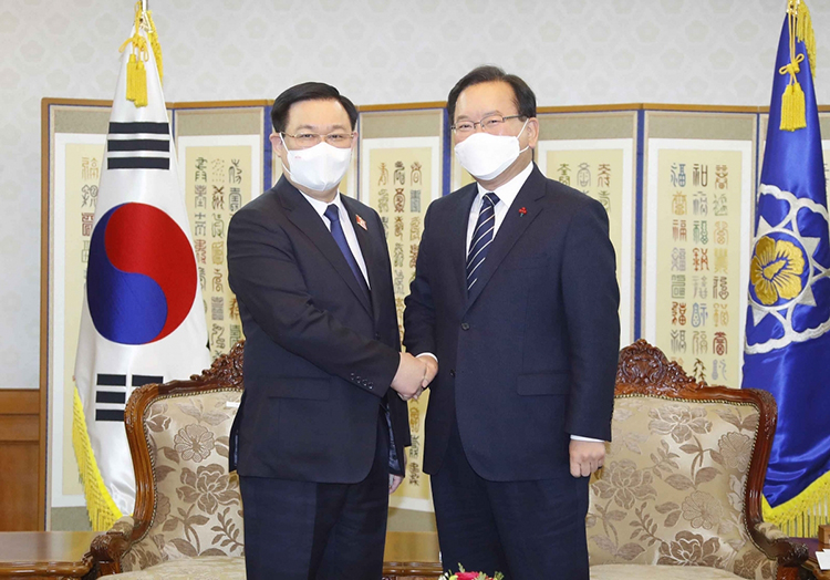 Chủ tịch Quốc hội Vương Đình Huệ hội kiến Thủ tướng Nội các Hàn Quốc Kim Boo Kyum. (Ảnh: TTXVN)