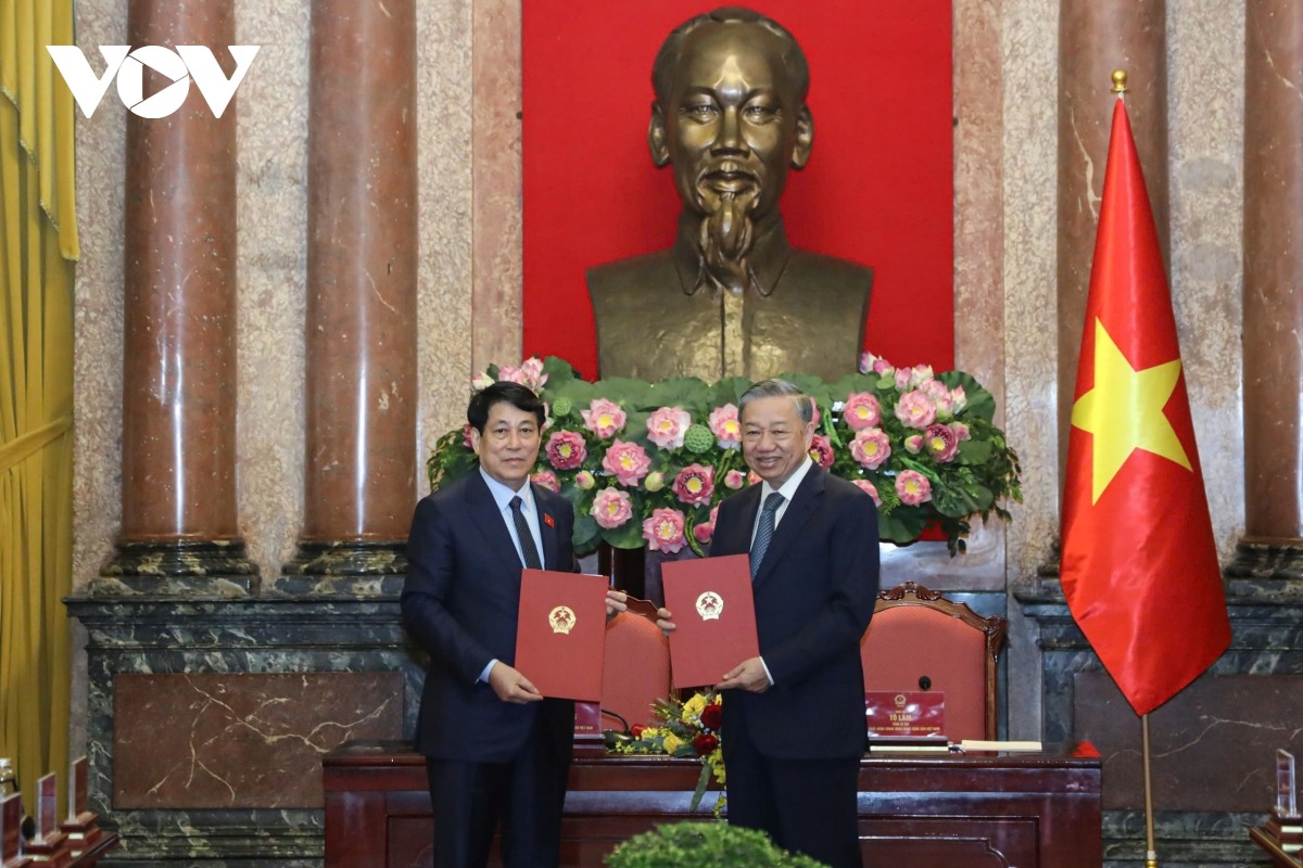 Tổng Bí thư Tô Lâm bàn giao công tác với Chủ tịch nước Lương Cường.