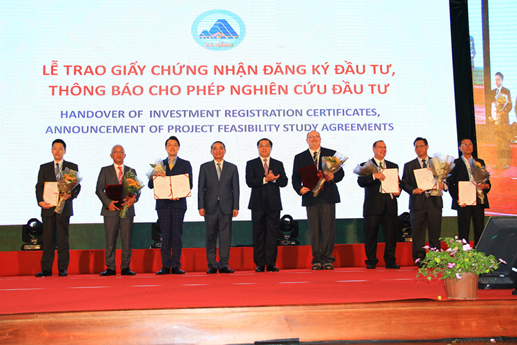 Trao giấy chứng nhận đầu tư cho các củ dự án đàu tư tại Đà Nẵng.