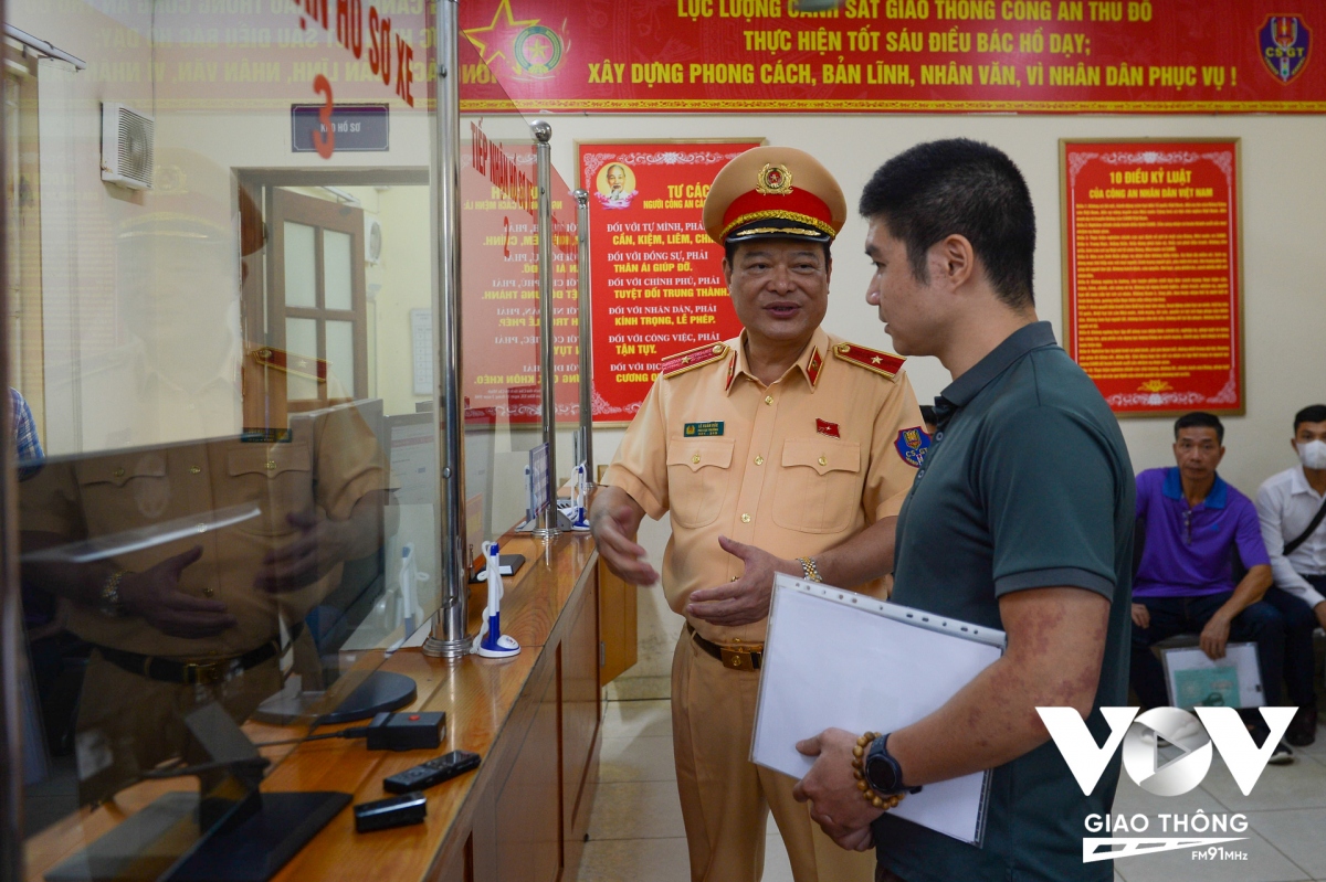 Thiếu tướng Lê Xuân Đức, Phó Cục trưởng Cục CSGT kiểm tra việc cấp biển số định danh.