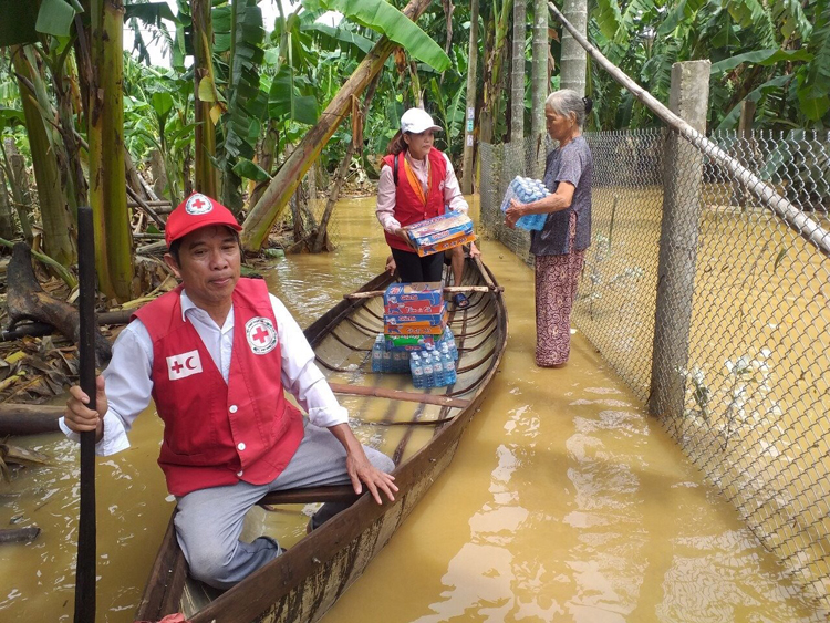 Hội chữ thập đỏ tỉnh Quảng Nam tiếp tục cứu trợ những hộ khó khăn.