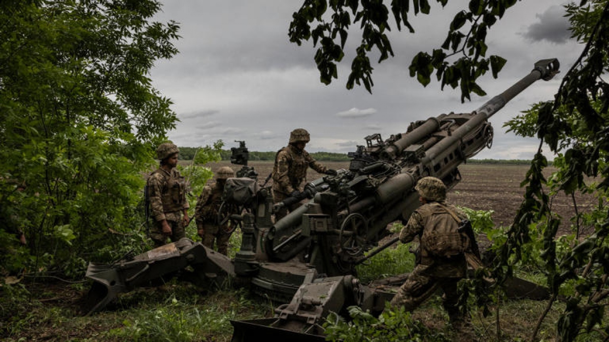 Các lực lượng Ukraine chuẩn bị bắn một khẩu lựu pháo M-777. Ảnh: NY Times
