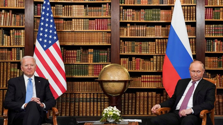 Tổng thống Mỹ Joe Biden và Tổng thống Nga Putin tại cuộc gặp thượng đỉnh trực tuyến thàng 6/2021. Ảnh: Reuters