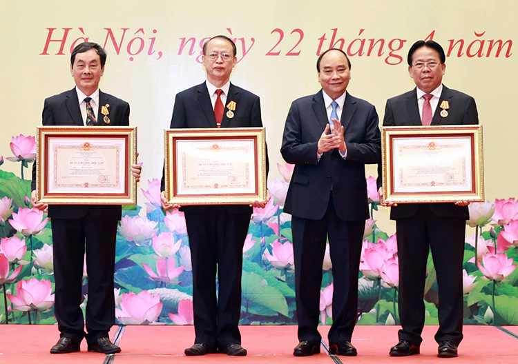Chủ tịch nước trao Huân chương Độc lập hạng Ba cho các nhà khoa học.