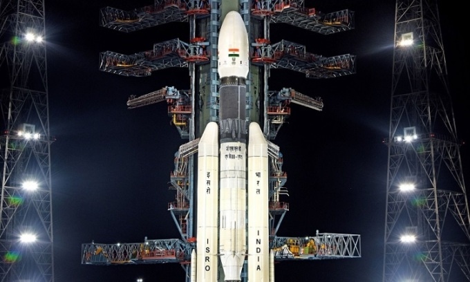 Tham vọng của Ấn Độ Cách đây ít ngày, Ấn Độ đã chính thức công bố tham vọng đưa người lên thám hiểm Mặt Trăng vào năm 2040. Mục tiêu này được đưa ra trên cơ sở chỉ thị của Thủ tướng Ấn Độ Narendra Modi đối với Tổ chức Nghiên cứu Không gian Ấn Độ (ISRO), bao gồm cả kế hoạch xây dựng Trạm vũ trụ vào năm 2035. Tham vọng chinh phục không gian của Ấn Độ được đưa ra chỉ chưa đầy 2 tháng sau khi nước này hạ cánh thành công tàu thám hiểm lên bề mặt Mặt Trăng hồi tháng 8 năm nay. Sau thành công đó, Ấn Độ đã kịp phóng một tàu vũ trụ khác vào không gian để bắt đầu tiến hành nghiên cứu Mặt Trời. Ngày 21/10, nước này cũng sẽ lần đầu tiên phóng thử nghiệm tàu du hành có người lái của mình để đảm bảo cho mục tiêu đó. Chương trình du hành vũ trụ có người lái Gaganyaan của Ấn Độ từng bị trì hoãn, hiện nhằm mục đích đưa ba phi hành gia lên quỹ đạo thấp của Trái Đất vào năm 2025. Gaganyaan sẽ bao gồm 20 cuộc thử nghiệm lớn, bao gồm 3 lần phóng tên lửa để thử nghiệm các phương án trong thời gian còn lại của năm nay và cả những năm tiếp theo.  Mục tiêu cuối cùng, như Thủ tướng Ấn Độ Modi đã “đặt hàng” với các cơ quan chức năng nước này là hướng tới việc xây dựng một trạm vũ trụ của nước này vào năm 2035 và đưa phi hành gia Ấn Độ đầu tiên lên Mặt Trăng vào năm 2040. Theo đó, Ấn Độ hy vọng sẽ có một trạm vũ trụ nặng 20 tấn trên quỹ đạo cố định cách Trái đất 400 km, có khả năng tiếp đón các phi hành gia từ 15 đến 20 ngày một lần. Để hiện thực hóa tầm nhìn này, ISRO sẽ phát triển lộ trình khám phá Mặt Trăng, tiếp đến là các hành tinh khác trong hệ Mặt Trời như Sao Kim và Sao Hỏa. ISRO đang lên kế hoạch xây dựng một tàu du hành để khám phá sao Kim có tên Shukrayaan-1 để nghiên cứu bề mặt của hành tinh có sức nóng khủng khiếp này. Thành tựu hạ cánh được tàu thám hiểm lên bề mặt Mặt Trăng hồi tháng 8 đã mang lại cho chính phủ và các nhà khoa học Ấn Độ những hy vọng và quyết tâm để triển khai các tham vọng tiếp theo trên không gian. Như Thủ tướng Ấn Độ Narendra Modi đã từng nói: “Không gian là không giới hạn”, ước mơ của người dân Ấn Độ cũng là không giới hạn. Họ có thể đặt ra các mục tiêu tiếp theo để từng bước chinh phục. Phát triển khoa học không gian để giúp nâng cao tiềm lực nghiên cứu và ứng dụng khoa học của đất nước, qua đó tác động tới toàn bộ sự phát triển và tiến bộ trong tương lai. Sự chuẩn bị của Ấn Độ Những thành tựu liên tiếp về nghiên cứu và chinh phục không gian của Ấn Độ thời gian qua là thành quả của hàng thập kỷ tập trung đầu tư và nghiên cứu, thử nghiệm của nước này. Tổ chức Nghiên cứu Không gian Ấn Độ (ISRO) đóng một vai trò nòng cốt trong nhiệm vụ khám phá vũ trụ của đất nước bên cạnh sự hỗ trợ của các lực lượng quân đội, chính phủ, xã hội và các ngành công nghiệp của Ấn Độ nói chung.  Các sứ mệnh không gian của Ấn Độ bắt đầu vào những năm 1970 với sự hỗ trợ của Liên Xô bằng việc phóng hai vệ tinh đầu tiên. Nhưng phải tới khi Thủ tướng Narendra Modi lên cầm quyền năm 2014, ngân sách cho nghiên cứu vũ trụ của Ấn Độ mới thực sự được bổ sung đáng kể. Năm 2014, ngân sách dành cho lĩnh vực này của Ấn Độ tăng lên gần 800 triệu USD, tăng 50% so với năm trước đó. Mỗi năm trôi qua ngân sách dành cho công nghiệp vũ trụ tăng lên đều đặn. Đầu tư nhà nước của Ấn Độ trong năm nay đạt khoảng 1,7 tỷ USD cho lĩnh vực này. Đầu tư gia tăng đã mang lại các kết quả cụ thể với việc tải trọng mỗi lần phóng được nâng lên cùng độ chính xác trong mỗi lần phóng được gia tăng. Tần suất phóng tên lửa vào vũ trụ của Ấn Độ được cải thiện đáng kể giúp thu hút sự quan tâm của cả thế giới. Trong 7 năm qua, 58 vệ tinh đã được ISRO đưa vào vũ trụ nếu so với tổng cộng 128 vệ tinh được phóng lên trong 5 thập kỷ. Không phải tất cả các cuộc phóng vệ tinh của Ấn Độ đều thành công nhưng nước này đã làm chủ công nghệ này. Ấn Độ đã phóng được 27 vệ tinh địa đồng bộ/địa tĩnh (trong đó 17 vệ tinh tự phóng và 10 vệ tinh nhờ bệ phóng của châu Âu).  Nhìn chung, Ấn Độ đã có thể tự mình phóng được hầu hết các vệ tinh vào lúc này. Thời kỳ này cũng chứng kiến Ấn Độ gia nhập câu lạc bộ ưu tú gồm các quốc gia có khả năng phóng tàu thăm dò lên Sao Hỏa. ISRO cũng tăng cường khả năng tiếp cận công nghệ vũ trụ với sinh viên và các trường đại học của mình với việc phóng nhiều vệ tinh nhỏ và siêu nhỏ do các trường đại học Ấn Độ tự chế tạo. Cũng sẽ là thiếu sót nếu không nhắc tới việc các doanh nghiệp tư nhân cùng tham gia vào lĩnh vực khám phá không gian. Chính các công ty tư nhân, với các hợp đồng phụ đã giúp đã nâng cao tần suất phóng tàu vũ trụ của Ấn Độ lên gấp hơn hai lần. Cuộc đua giữa các cường quốc không gian Thành công trong lĩnh vực chinh phục không gian từ lâu không chỉ mang lại các kết quả khoa học đơn thuần. Đây còn là chỉ dấu về năng lực công nghệ tổng thể của quốc gia ở đẳng cấp cao, cùng tham vọng vươn ra chinh phục các lĩnh vực mới, khai phá các tiềm năng, tài nguyên mới mà mỗi quốc gia đều mong muốn. Các cường quốc hàng đầu thế giới như Mỹ, Nga (trước đây là Liên Xô), hay Trung Quốc nếu muốn khẳng định mình ở tầm thế giới đều đã và đang dành tiền của và tài lực cho các mục tiêu này. Ấn Độ cũng không nằm ngoài xu hướng đó. Với bài kiểm tra về năng lực khoa học công nghệ vũ trụ, Ấn Độ đã nâng tầm bản thân như một trong những thành viên ưu tú nhất của cộng đồng khoa học toàn cầu. Vị thế này cho phép quốc gia Nam Á tham gia và thúc đẩy mối quan hệ chặt chẽ hơn với các cường quốc khác. Đó có thể có sự tập hợp chuyên môn cũng như các chương trình chuyển giao công nghệ, dẫn đến việc ứng dụng các công nghệ vũ trụ sang các lĩnh vực khác của xã hội.  Các mối quan hệ ngoại giao và kinh tế sâu sắc hơn có thể xuất hiện từ những thỏa thuận khoa học và kỹ thuật riêng biệt này. Ví dụ cụ thể là thành công của sứ mệnh Chandrayaan-3 hồi tháng 8 giúp minh họa giá trị của Hiệp định Artemis mà Ấn Độ ký cùng Mỹ. Đây là một thỏa thuận thúc đẩy hợp tác quốc tế để thám hiểm không gian tới Sao Hỏa, cũng như đưa con người lên Mặt Trăng.  Thành công của Ấn Độ cũng có thể mang khía cạnh an ninh và chính trị. Các nước láng giềng vốn tồn tại nhiều hiềm khích với Ấn Độ như Pakistan hay Trung Quốc có thể xem đây như lời thách thức địa chính trị. Ẩn ý ở đây có thể là Ấn Độ có đủ tiềm lực công nghệ và các mối quan hệ quốc tế để đối đầu với bất cứ thách thức sát sườn nào trong tương lai. Giống như các cuộc chạy đua ảnh hưởng trên Trái Đất, các nỗ lực tiến vào không gian hiện tại cũng cạnh tranh không kém. Chúng ta có thể thấy điều đó với việc Ấn Độ đặt mục tiêu đưa người lên không gian, thiết lập trạm vũ trụ, khám phá các hành tinh khác trong hệ Mặt Trời. Đây cũng là các mục tiêu mà nhiều cường quốc khác đã và đang gấp rút triển khai. Điều này chắc chắn là tốt cho nhân loại. Hy vọng rằng sẽ có nhiều thỏa thuận trao đổi và hợp tác để thế giới có thể tận dụng được các thành tựu của công nghệ vũ trụ cho sự phát triển ở tương lai. Phan Tùng/VOV-New Delhi
