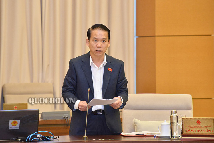 Chủ nhiệm Ủy ban Pháp luật của Quốc hội Hoàng Thanh Tùng  đọc báo cáo về dự án Luật sửa đổi, bổ sung một số điều của Luật Tổ chức Quốc hội.