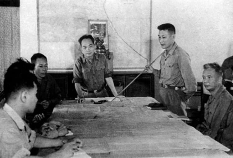 Đại tướng Võ Nguyên Giáp nghe báo cáo từ Tướng Đồng Sỹ Nguyên trong chiến dịch đường 9 Nam Lào, năm 1970.