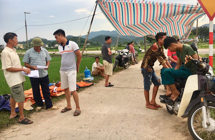 Hình ảnh người dân dựng lều chặn xe chở rác vào bãi Nam Sơn năm 2019.