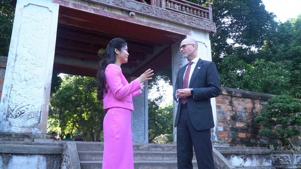 Đại sứ Marc E Knapper (phải) chia sẻ về những cột mốc lịch sử giữa Việt Nam và Mỹ trong năm 2023.