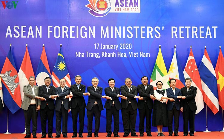 Các đại biểu thể hiện tình đoàn kết tại Hội nghị hẹp Bộ trưởng Ngoại giao ASEAN diễn ra tại Nha Trang, Khánh Hòa ngày 17/1.
