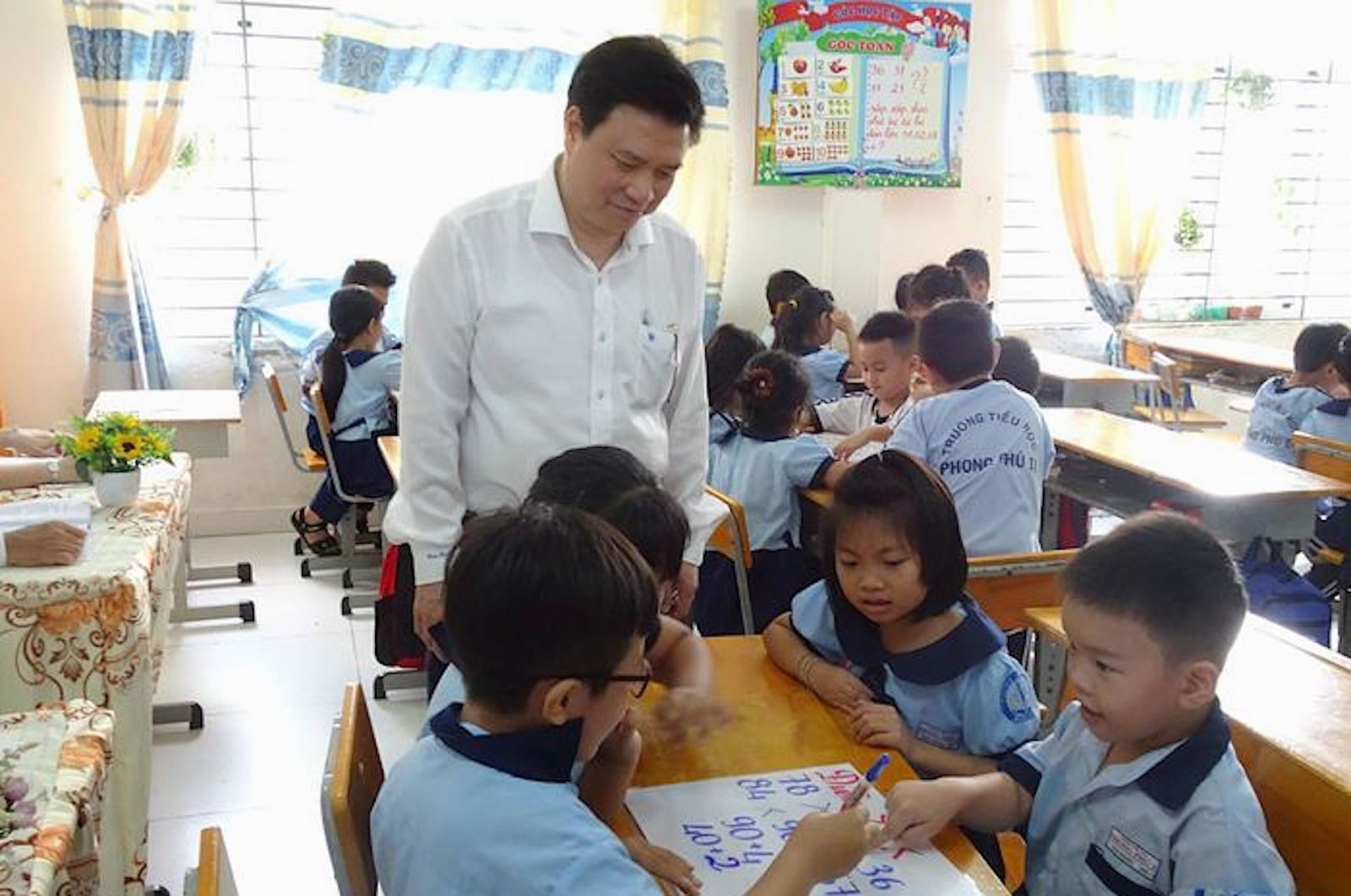 Thứ trưởng GD&ĐT Nguyễn Hữu Độ khảo sát giờ học của học sinh.