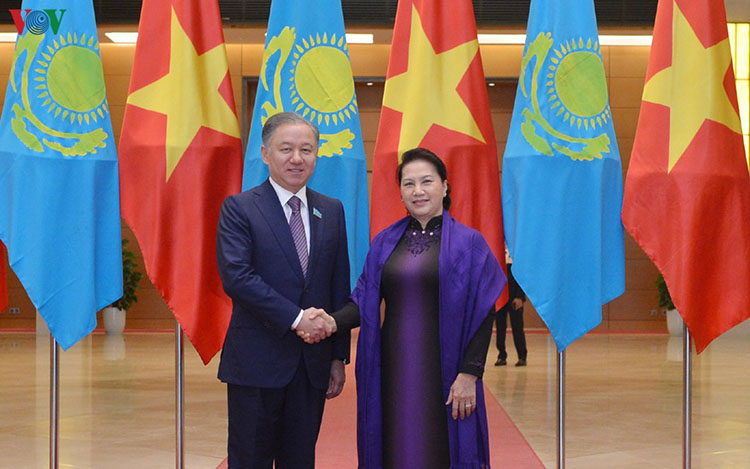 Chủ tịch Quốc hội Nguyễn Thị Kim Ngân chủ trì Lễ đón chính thức Chủ tịch Hạ viện Kazakhstan.