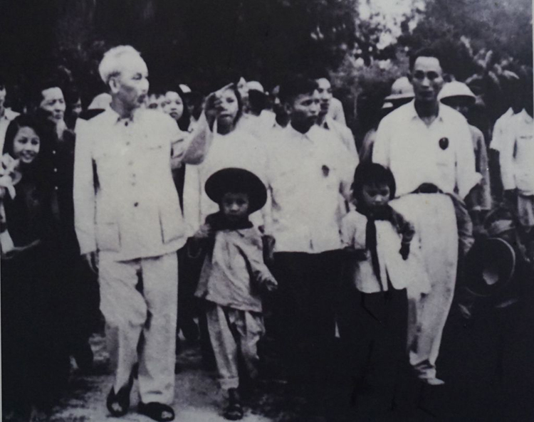 Bác Hồ về thăm quê hương làng Sen ngày 16/6/1957.
