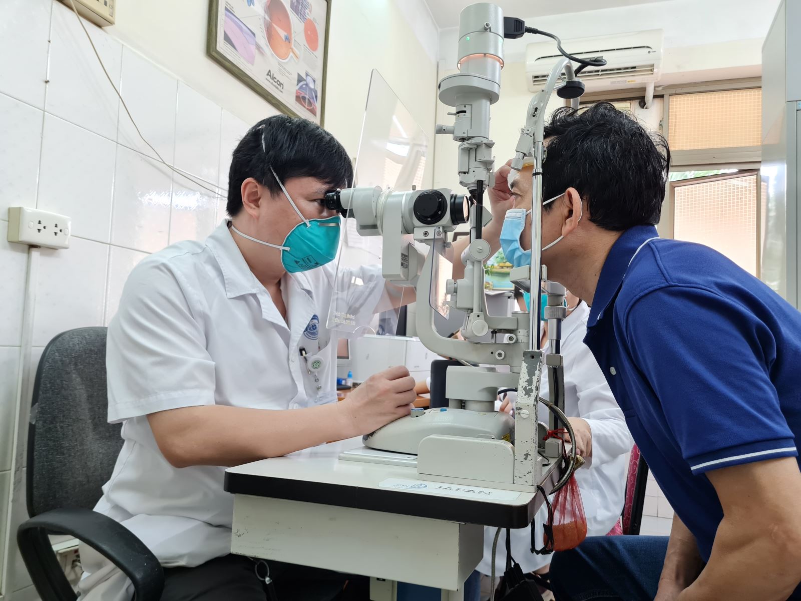 TS BS Đỗ Tấn đang khám cho bệnh nhân. 