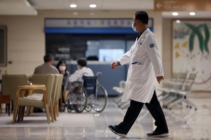 Bác sỹ tại một bệnh viện Hàn Quốc. Ảnh: Yonhap