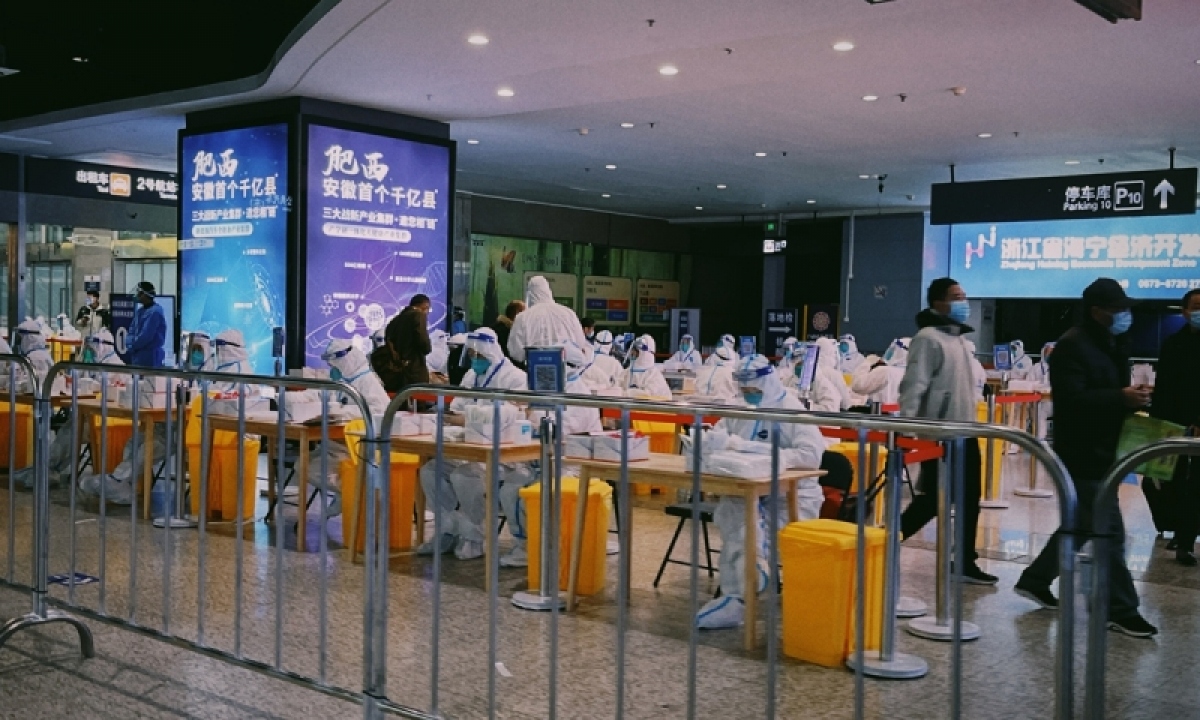 Hành khách làm xét nghiệm axit nucleic tại Ga xe lửa Hồng Kiều, Thượng Hải ngày 1/12. Ảnh: IC.