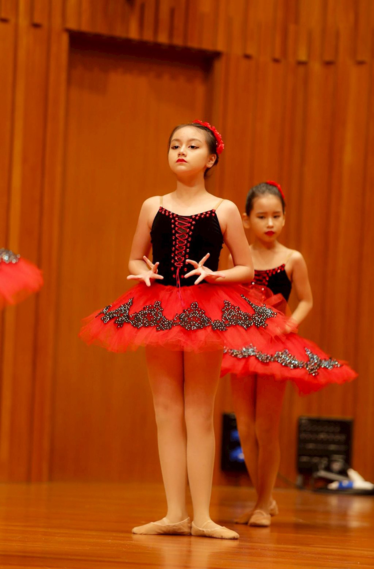 Đàm Hàn Giang đã truyền tình yêu ballet đến các em nhỏ.