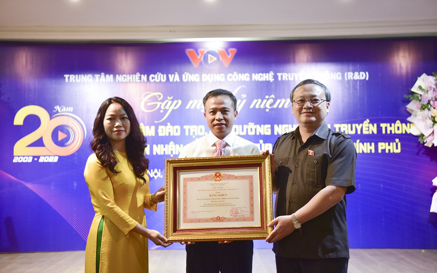 Tổng Giám đốc VOV Đỗ Tiến Sỹ trao Bằng khen của Thủ tướng Chính phủ cho VOVTC.
