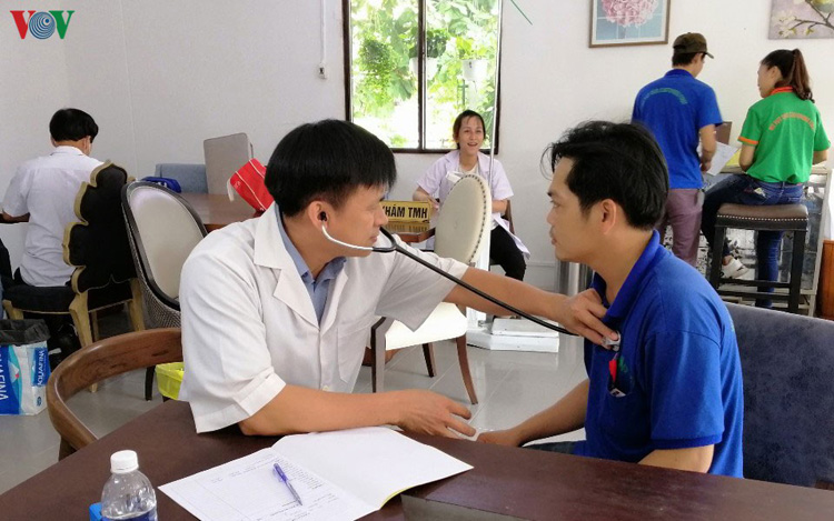 Bác sĩ Trung tâm Sức khỏe lao động - Môi trường tỉnh Bình Dương khám sức khỏe sàng lọc bệnh nghề nghiệp cho người lao động.